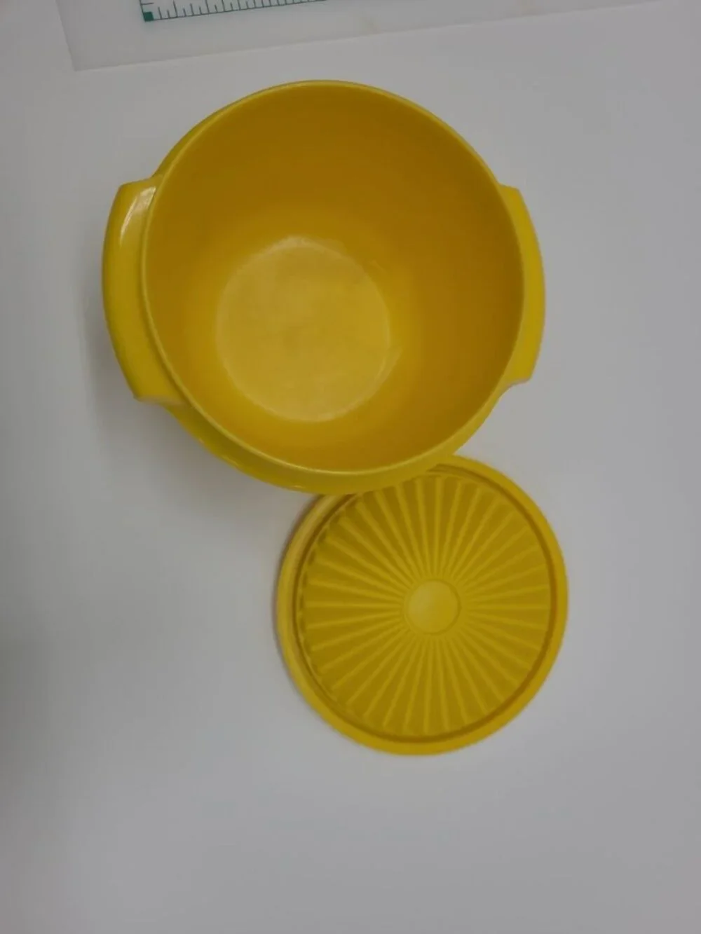 Vintage Tupperware 886-17 Servalier Bowl & Lid Starburst Food Container Yellow